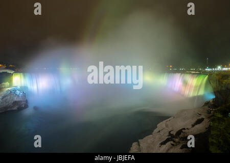 Beleuchtung Licht der Hufeisenfälle von Table Rock im Queen Victoria Park in Niagara Falls in der Nacht, Ontario, Kanada aus gesehen Stockfoto