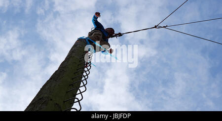 Sprung Vom Pamper Pole - Erlebnispaedagogisches Persoenlichkeitstraining & Mannschaftstraining Im Seilgarten TobelRopes - Martinshaus Kleintobel Stockfoto