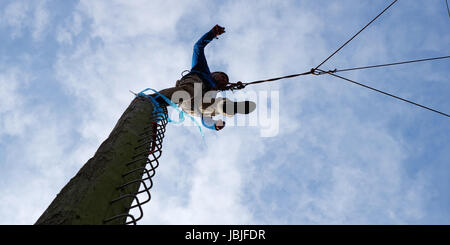 Sprung Vom Pamper Pole - Erlebnispaedagogisches Persoenlichkeitstraining & Mannschaftstraining Im Seilgarten TobelRopes - Martinshaus Kleintobel Stockfoto