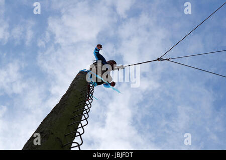 Sprung Vom Pamper Pole - Erlebnispaedagogisches Persoenlichkeitstraining & Mannschaftstraining Im Seilgarten TobelRopes - Martinshaus Kleintobel Stockfoto