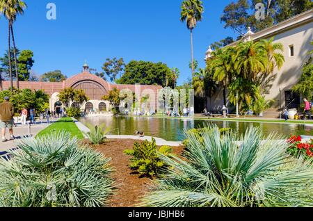 Der botanische Gebäude und Lilie Teich im Balboa Park, Sand Diego, Kalifornien in den Vereinigten Staaten von Amerika. Ein Holzgebäude mit Pflanzen und Blumen in einem schönen Garten. Stockfoto