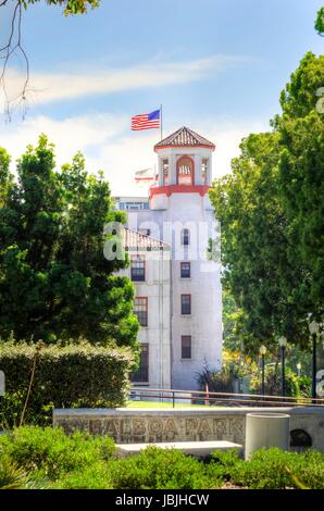 Ein Blick auf den Turm des historischen Naval Medical Center und des Zeichens in den Balboa Park Gärten in San Diego, Kalifornien, Vereinigte Staaten von Amerika. Ein Park voller outdoor-Aktivitäten. Stockfoto