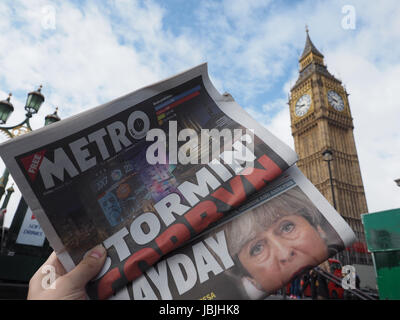 LONDON, UK - 9. Juni 2017: Zeitungen zeigt Jeremy Corbyn (Labour Party) und Theresa May (konservative Partei) vor den Houses of Parliament Stockfoto