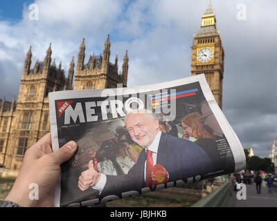 LONDON, UK - 9. Juni 2017: Zeitungen zeigt Jeremy Corbyn (Labour Party) vor den Houses of Parliament am Folgetag der 8 Juni allgemeine Stockfoto