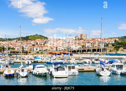 Yacht Club und Stadtansichten von Banyuls-Sur-Mer, Côte Vermeille, Céret, Pyrénées-Orientales, Occitanie, Frankreich Stockfoto