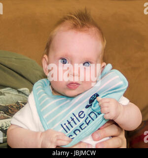 Quadratische Porträtaufnahme eines fast vier Monate altes Baby Mädchen mit einem bib Stockfoto