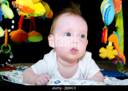 Porträtaufnahme eines fast vier Monate altes Baby Mädchen spielen Stockfoto