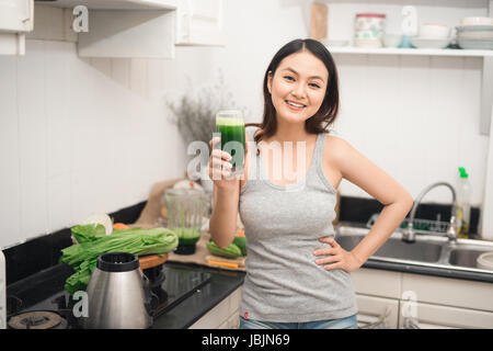 Junge asiatische Frau genießen Sie gesunde vegetarische Smoothie zur Gewichtsreduktion und Entgiftung Stockfoto