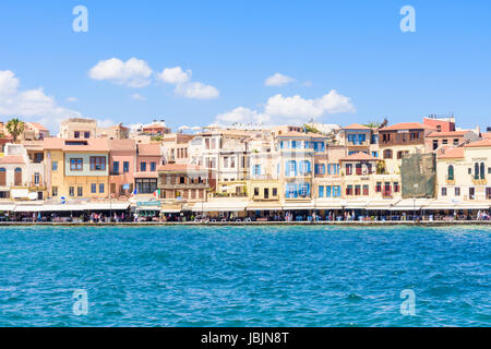 Hania bunte Gebäude entlang der Promenade rund um den venezianischen Hafen von Chania, Kreta, Griechenland Stockfoto