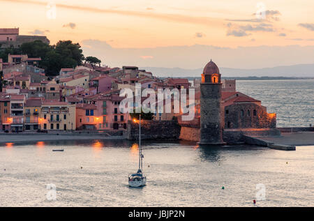 Sonnenuntergang über den Glockenturm und die Kirche von Notre Dame des Anges, Collioure, Côte Vermeille, Frankreich Stockfoto