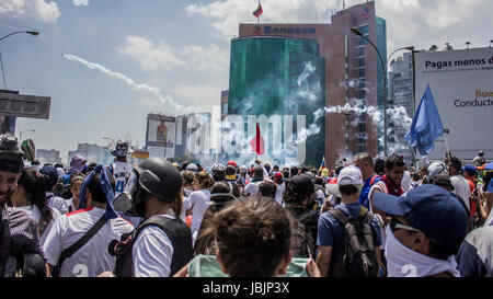 "Der Bolivarischen Nationalgarde (GNB) die Demonstranten zu unterdrücken." Gegner März einmal mehr durch die Straßen und Autobahnen von Caracas gegen die Stockfoto