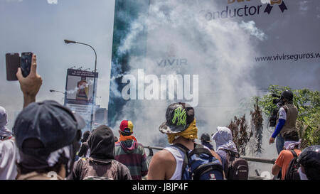 "Der Bolivarischen Nationalgarde (GNB) die Demonstranten zu unterdrücken." Gegner März einmal mehr durch die Straßen und Autobahnen von Caracas gegen die Stockfoto