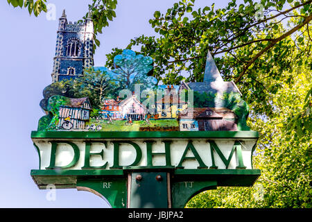 DEDHAM ORTSSCHILD LACKIERT Stockfoto