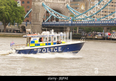 Londons Boot Polizeistreife an der Themse neben der Tower Bridge in London am 9. Juni 2017 Stockfoto