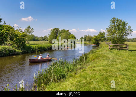 DEDHAM FLUSS SZENEN MIT BOOTFAHREN Stockfoto