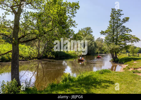 DEDHAM FLUSS SZENEN MIT BOOTFAHREN Stockfoto