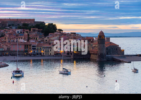 Sonnenuntergang über den Glockenturm und die Kirche von Notre Dame des Anges, Collioure, Côte Vermeille, Frankreich Stockfoto