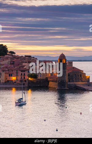 Sonnenuntergang über den Glockenturm und die Kirche von Notre Dame des Anges, Collioure, Côte Vermeille, Frankreich Stockfoto