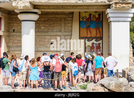 Knossos-Reisegruppe anzeigen das Cup-Träger-Fresko im Süden Pfeilerhalle, Palast von Knossos, Heraklion, Kreta, Griechenland Stockfoto