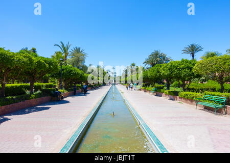 Marrakesch, Marokko - 12. Mai 2017: Touristen und Einheimische sind entspannend an einem sonnigen Tag in den Gärten der Koutoubia. Stockfoto