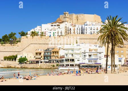 Peniscola Papa Luna Schloss und Altstadt mit Blick auf einen Menschen am Strand Playa Norte, Peniscola, Spanien Stockfoto