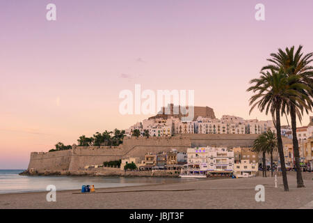 Peniscola Sonnenuntergang über Papa Luna Schloss und Altstadt mit Blick auf den Strand Playa Norte, Peniscola, Castellon, Spanien Stockfoto