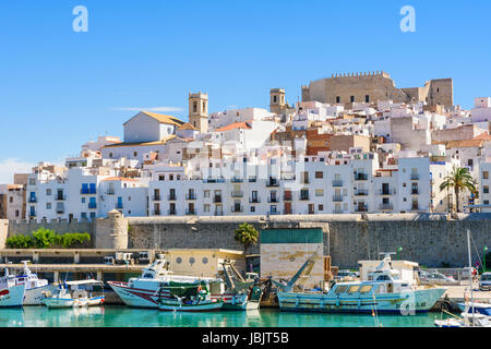 Peniscola Blick auf Papa Luna Schloss und die alte Stadt und Meer Wand Befestigungen, Peniscola, Castellon, Spanien Stockfoto