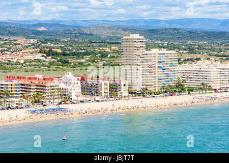 Vogelperspektive von Playa Norte und Waterfront Hotels entlang der Promenade der Stadt Peniscola, Costa del Azahar, Spanien Stockfoto