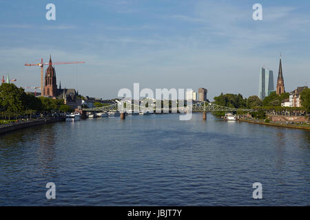 Die Eisenbrücke (so genannte Eiserner Steg) in Frankfurt Main am frühen Abend. Stockfoto