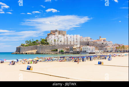 Peniscola Blick auf den Strand Playa Norte in Richtung Altstadt Papa Luna Schloss, Peniscola, Spanien Stockfoto