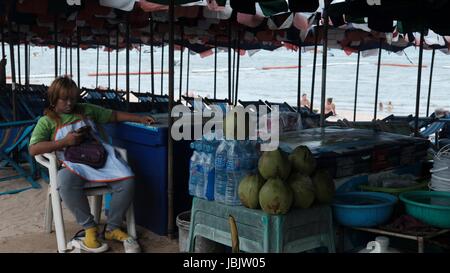 Frische Kokosmilch trinken Anbieter an der Beach Road in Pattaya Thailand auf den Golf von Thailand Stockfoto