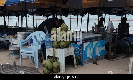 Frische Kokosmilch trinken Anbieter an der Beach Road in Pattaya Thailand auf den Golf von Thailand Stockfoto