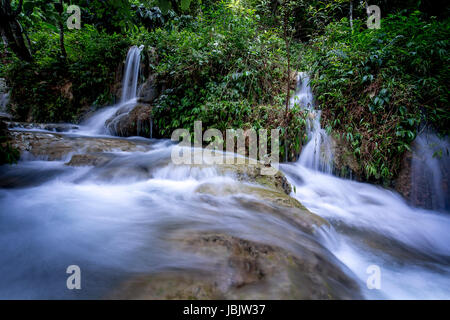 Langzeitbelichtung Schuss von Hieu Wasserfall in Thanh Hoa Provinz von Viet Nam Stockfoto