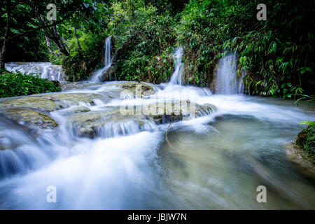 Langzeitbelichtung Schuss von Hieu Wasserfall in Thanh Hoa Provinz von Viet Nam Stockfoto