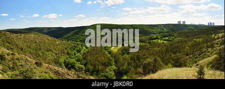 Mohelen Hufeisen Schritt. Landschaft mit Wäldern und Kernkraftwerk Dukovany. Panorama-Foto. Stockfoto