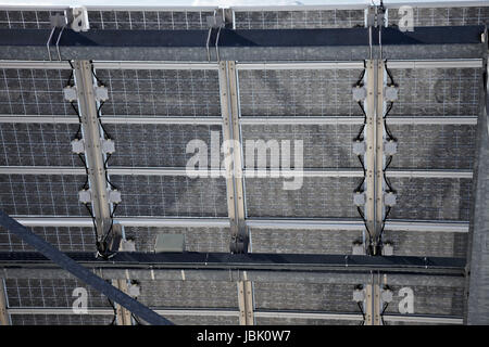 Große Ansammlung von Sonnenkollektoren auf einem Berggipfel Stockfoto