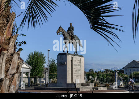 Rond-Point und Pferdesport Statue von Ferdinand Foch, Tarbes, Hautes-Pyrénées, Frankreich. Stockfoto