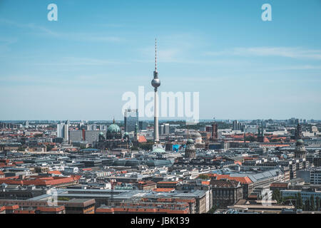 Berlin, Deutschland - 9. Juni 2017: Skyline von Berlin-City mit Fernsehturm an einem Sommertag in Berlin, Deutschland Stockfoto