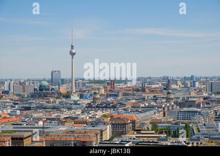 Berlin, Deutschland - 9. Juni 2017: Skyline von Berlin-City mit Fernsehturm an einem Sommertag in Berlin, Deutschland Stockfoto