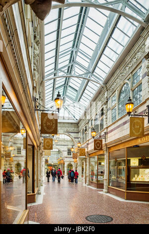 5. Juni 2017: Chester, UK - St. Michaels-Zeile eine Arkade von Geschäften in der Stadt Chester, führt zu der Grosvenor Shopping Centre. Stockfoto