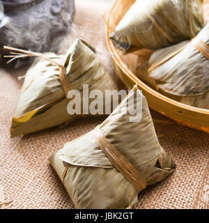 Traditionelle gedämpften klebrigen Klebreis Knödel. Heißem Reis Knödel oder Mytisches. Chinesisches Essen-Dim-Sum. Asiatische Küche. Stockfoto