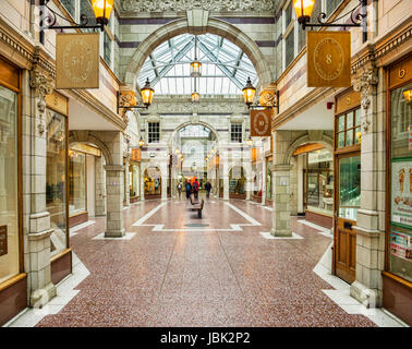 5. Juni 2017: Chester, UK - St. Michaels-Zeile eine Arkade von Geschäften in der Stadt Chester, führt zu der Grosvenor Shopping Centre. Stockfoto