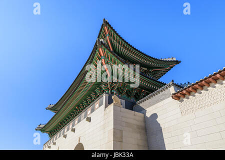 Gwanghwamun-Tor hinter blauer Himmel im Geyongbokgung Palast in Seoul, Südkorea Stockfoto