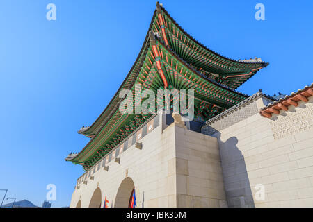 Gwanghwamun-Tor hinter blauer Himmel im Geyongbokgung Palast in Seoul, Südkorea Stockfoto