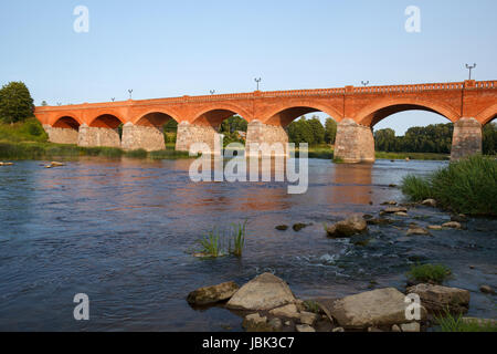 Alte rote Ziegelbrücke über Fluss Venta in Kuldiga, Lettland Stockfoto