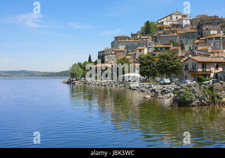 Das kleine Dorf von Anguillara Sabazia am Bracciano-See in der Region Latium, Rom, Italien. Stockfoto