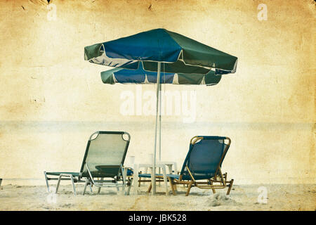 Vintage Foto Liegestühle und Sonnenschirme am Strand Stockfoto