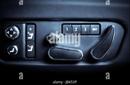 Detail der einige Tasten zum Einstellen der Stuhlposition in einem Auto. Stockfoto