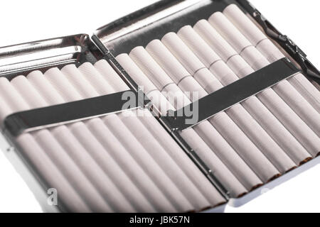 Farbdetails von Zigaretten-Etui mit weißen Zigaretten. Stockfoto