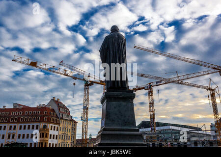 Martin Luther Statue und Kraniche füllen eine Baustelle des 'Palais City One' am Neumarkt in Dresden, Sachsen, Deutschland Stockfoto